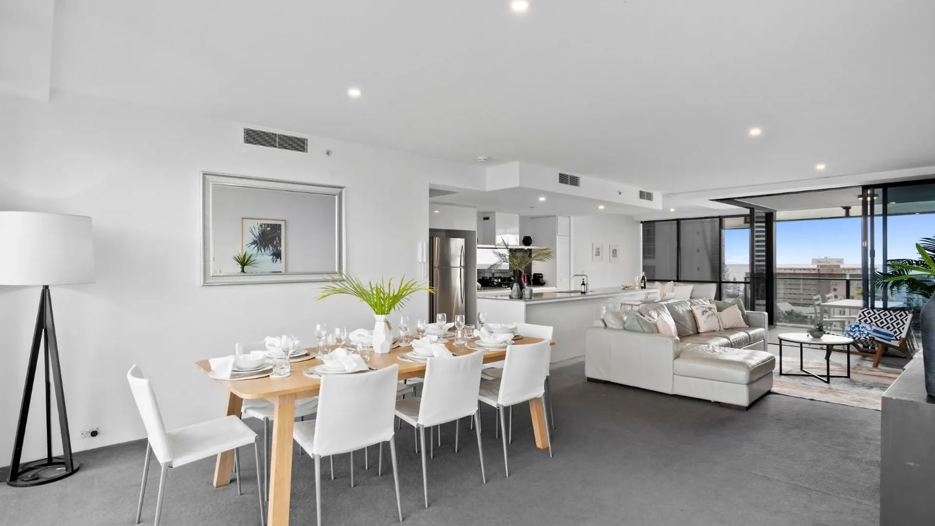 Circle On Cavill, Pool, Spa, Gym - Steps To Beach location