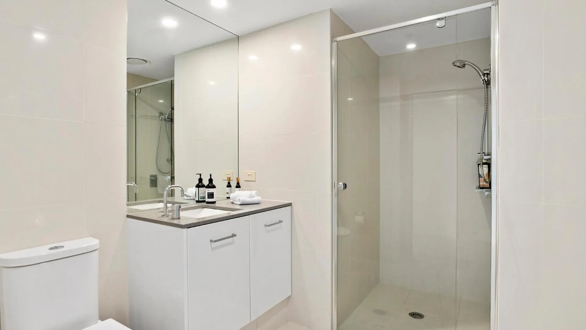 Holiday home Circle On Cavill, Pool, Spa, Gym - Steps To Beach Gold Coast Australia