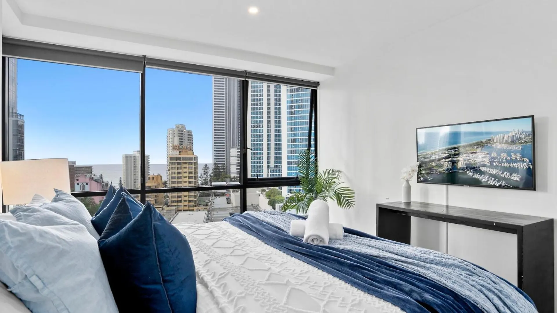 Circle On Cavill, Pool, Spa, Gym - Steps To Beach Gold Coast Holiday home