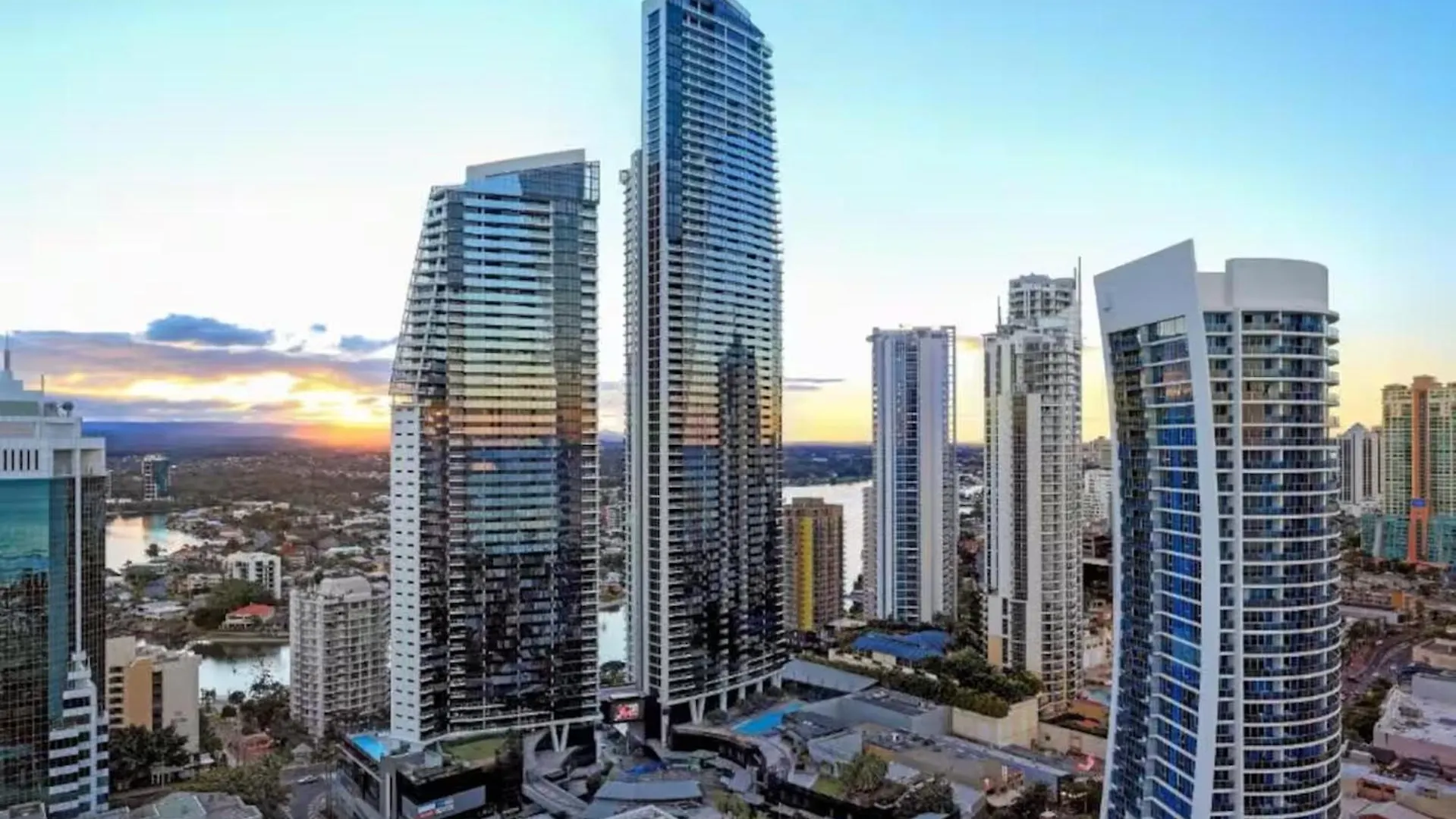 Holiday home Circle On Cavill, Pool, Spa, Gym - Steps To Beach Gold Coast